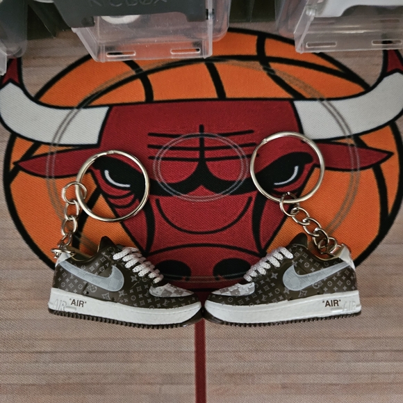 Fashion pair of mini sneakers keychain. - Picture 3 of 6